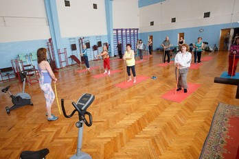Занятие лечебной физкультурой в спортзале санатория Центросоюз г.Ессентуки