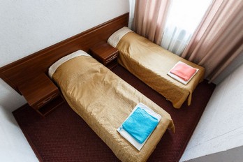 Кровати в двухкомнатном двухместном улучшенном номере - санаторий Центросоюз г.Ессентуки