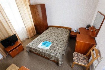 Кровать в двухместном улучшенном номере - санаторий Центросоюз г.Ессентуки