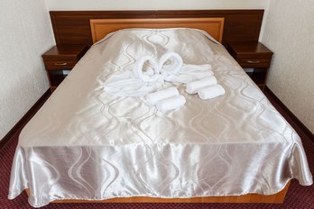 Кровать в двуместном люксе  - санаторий Центросоюз г.Ессентуки