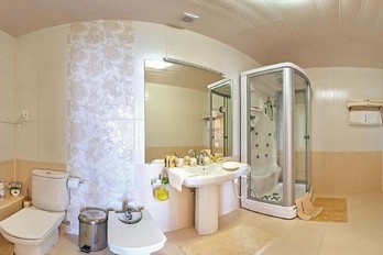 Ванная комната в сьюите санатория Долина нарзанов в городе Ессентуки