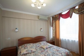 Кровать в двухместном улучшенном номере - санаторий имени Калинина в городе Ессентуки