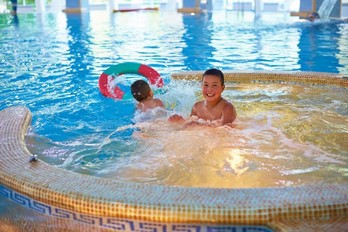Купание детей в бассейне санатория Казахстан г.Ессентуки