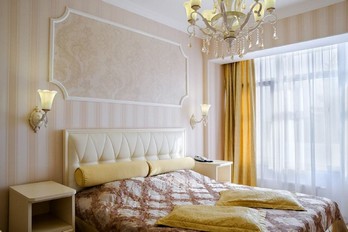 Кровать в номере двухкомнатный джуниор-сюит - санаторий Казахстан г.Ессентуки