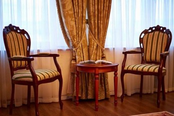Стулья в гостиной четырехместного сюита - санаторий Казахстан в городе Ессентуки