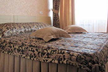 Кровать в номере двухместный люкс - санаторий Металлург города Ессентуки