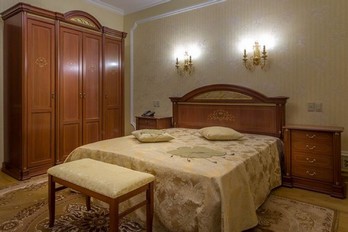 Спальня в номере двухместный люкс 2 корпуса- санаторий Москва в Ессентуках