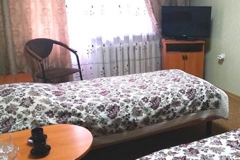 Кровать в спальне номера двухместный стандарт санатория Павлова - город Ессентуки