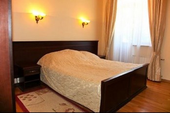 Кровать в спальне двухместного номера люкс в первом корпусе - санаторий Россия