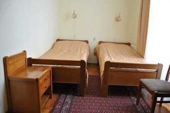 Кровать в спальне двухместного номера люкс - санаторий Россия в городе Ессентуки