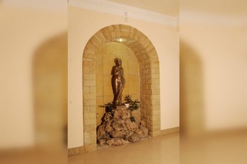 Статуя в холе санатория имени Сеченова в городе Ессентуки