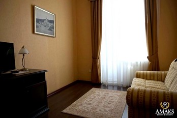 Кресла в гостиной апартаментов в корпусе Лермонтовский - санаторий Шахтёр г.Ессентуки