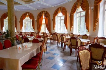 Столы в ресторане санатория Шахтёр в Ессентуках