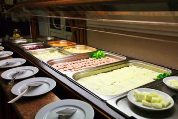 Разнообразные блюда шведского стола в санатории Шахтёр города Ессентуки