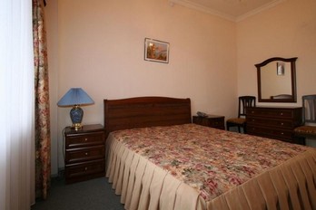 Санаторий Украина г.Ессентуки - кровать в номере апартаменты