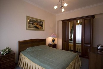 Кровать в номере апартаменты - санаторий Украина г.Ессентуки