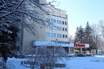 Вход в главный корпус в зимнее время - санаторий Украина в городе-курорт Ессентуки