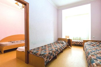 Душевая в четырехместном двухкомнатном детском номере в санатории Юность города Ессентуки