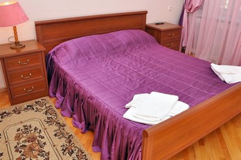 Кровать в спальне семейного номера - санаторий Юность в Ессентуках