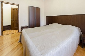 Интерьер спальни семейного номера в санатории Юность города Ессентуки