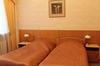 Кровать в спальне полулюкса - санаторий Виктория г.Ессентуки
