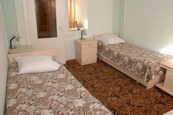 Кровати в спальне двухместного номера в четвертом корпусе санатория Виктория г.Ессентуки