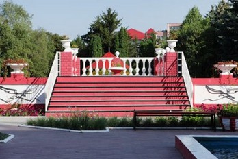 Архитектурный ансамбль в виде лестницы на территории санатория Виктория г.Ессентуки