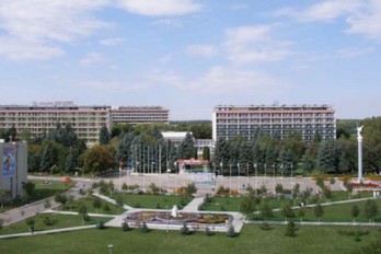 Вид на комплекс зданий санатория Виктория г.Ессентуки