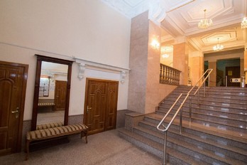 Лестница в холле санатория Воронеж города Ессентуки
