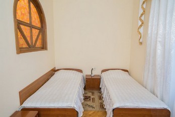 Кровати в двухместном номере санатория Воронеж в городе Ессентуки