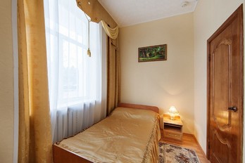 Спальная комната в одноместном номере повышенной комфортности - санаторий Жемчужина Кавказа в городе Ессентуки