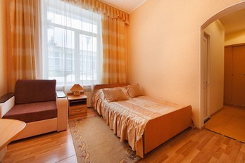 Спальная комната в одноместном стандарте - санаторий Жемчужина Кавказа в городе Ессентуки