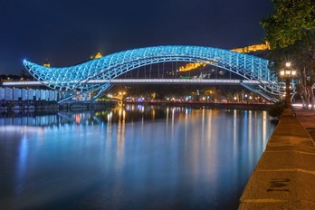 Изящный мост Мира - достопримечательность города  Тбилиси