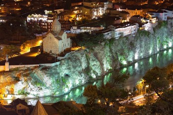 Массив скал у реки Кура в городе Тбилиси