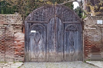 Ворота на дороге ведущей в Бодбийский монастырь