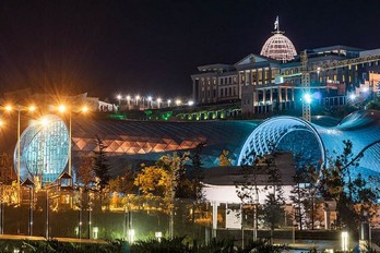 Достопримечатеьности в центре города Тбилиси в вечернее время