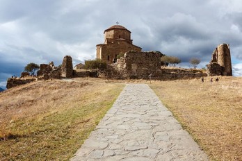 Дорога к древнему храму Джвари в Грузии