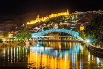 Живописный мост Мира в Тбилиси в ночное время