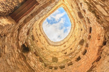 Башня крепости Ананури внутри в Грузии