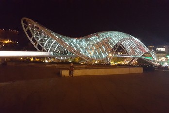 Светящийся мост Мира в Тбилиси