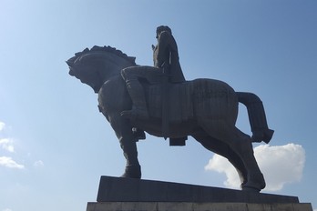 Памятник Вахтангу Первому в Тбилиси