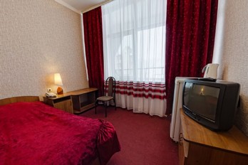 Спальная комната  в одноместном номере третьей категории во втором корпусе санатория имени 30-летия Победы в городе Железноводске