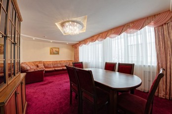 Гостиная в номере люкс двухместный трехкомнатный в санатории имени 30-летия Победы в городе Железноводске