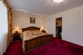 Спальня в номере двухместный люкс с тремя комнатами в санатори им. 30-летия Победы в городе Железноводск