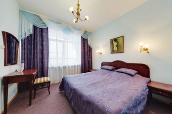 Спальня в номере люкс двухместный в санатории им. 30-летия Победы в горде Железноводске