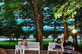 Скамейки в парке санатория им. 30-летия Победы в Железноводске