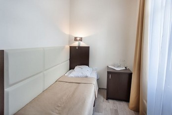 Кровать в двухместном номере улучшенном с большой комнатой - санаторий Бештау - город Железноводск