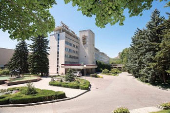 Главный корпус санатория Дубовая Роща - город Железноводск