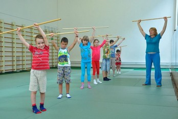 Детская лечебная физкультура в спортзале санатория Дубрава