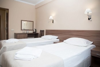 Кровать в двухместном номере категории один в санатории Эльбрус в городе Железноводск